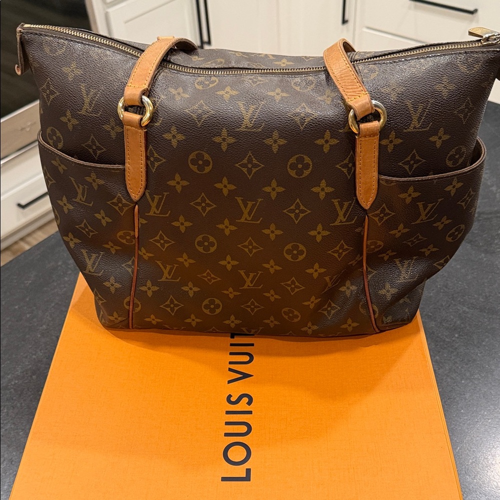 Louis Vuitton Classic Brown Monogram Shoulder Bag - Picture 2 of 5